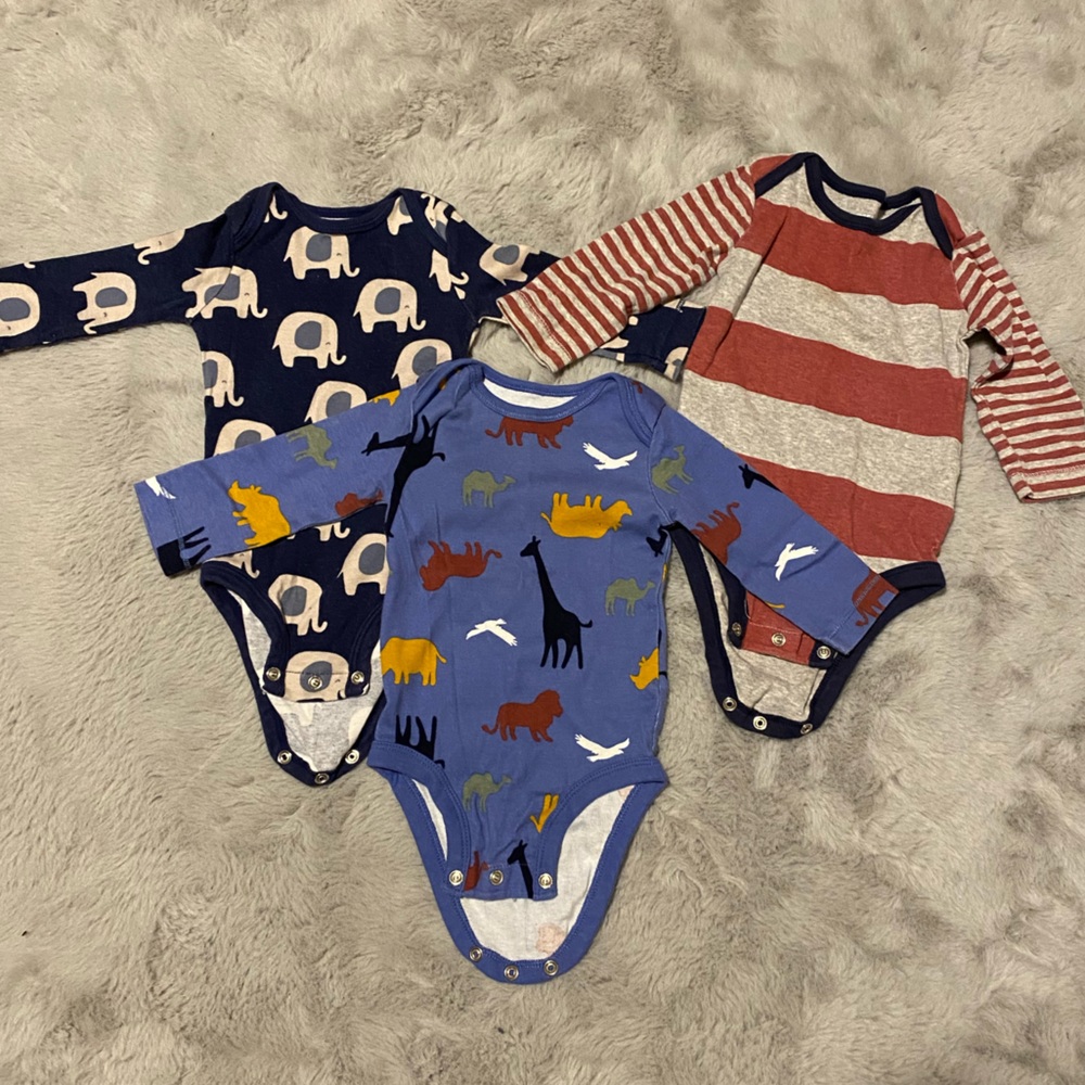 Lot of onesies size 3-6 months